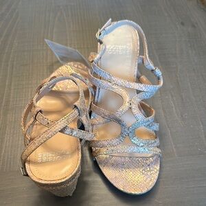 Mootsies Tootsies Gold Tan Sandals Elegant Strappy Design